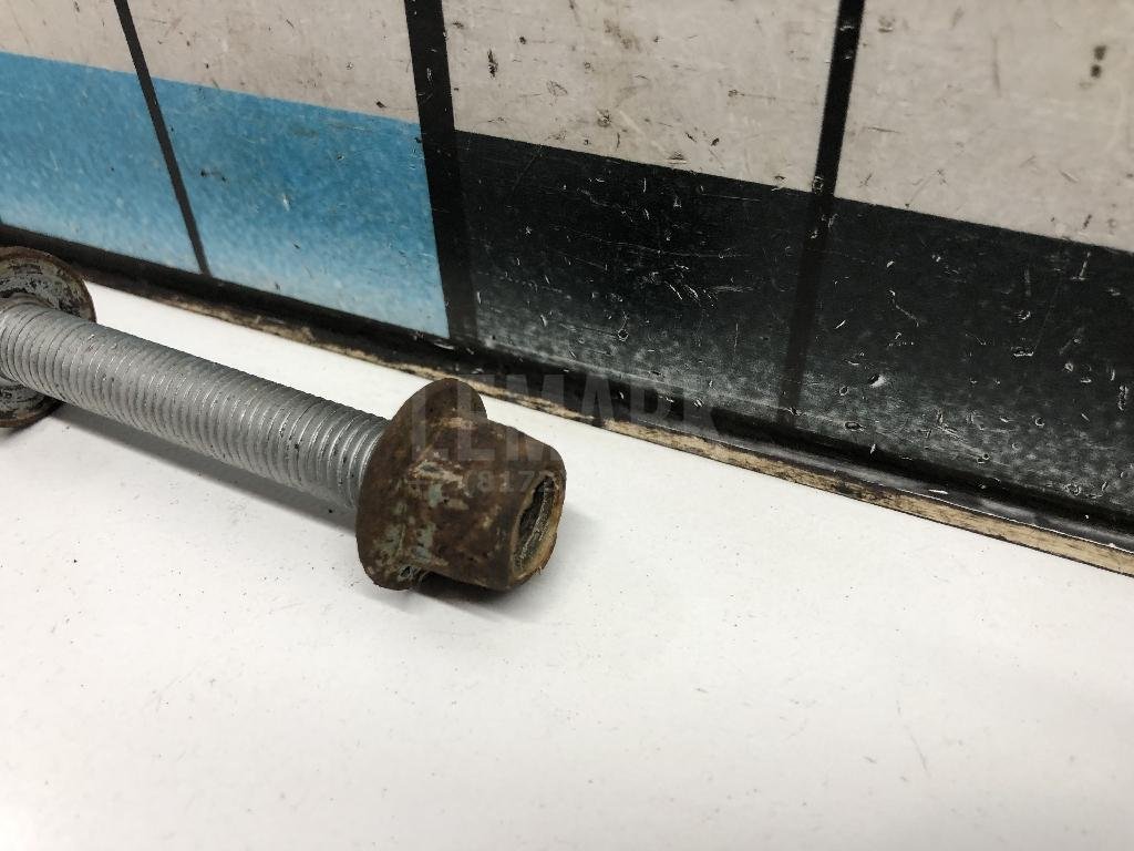 Болт заднего рычага