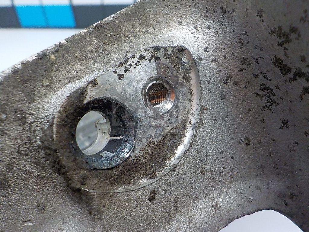 Кулак поворотный передний левый