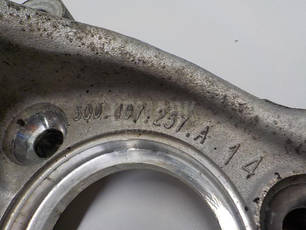 Кулак поворотный передний левый