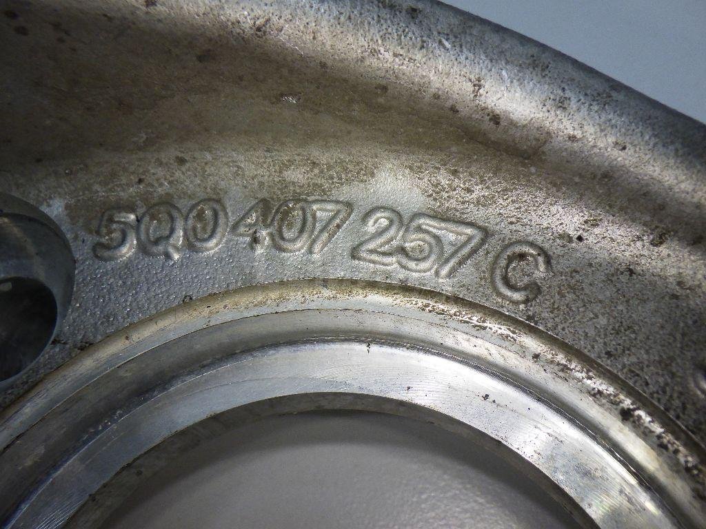 Кулак поворотный передний левый