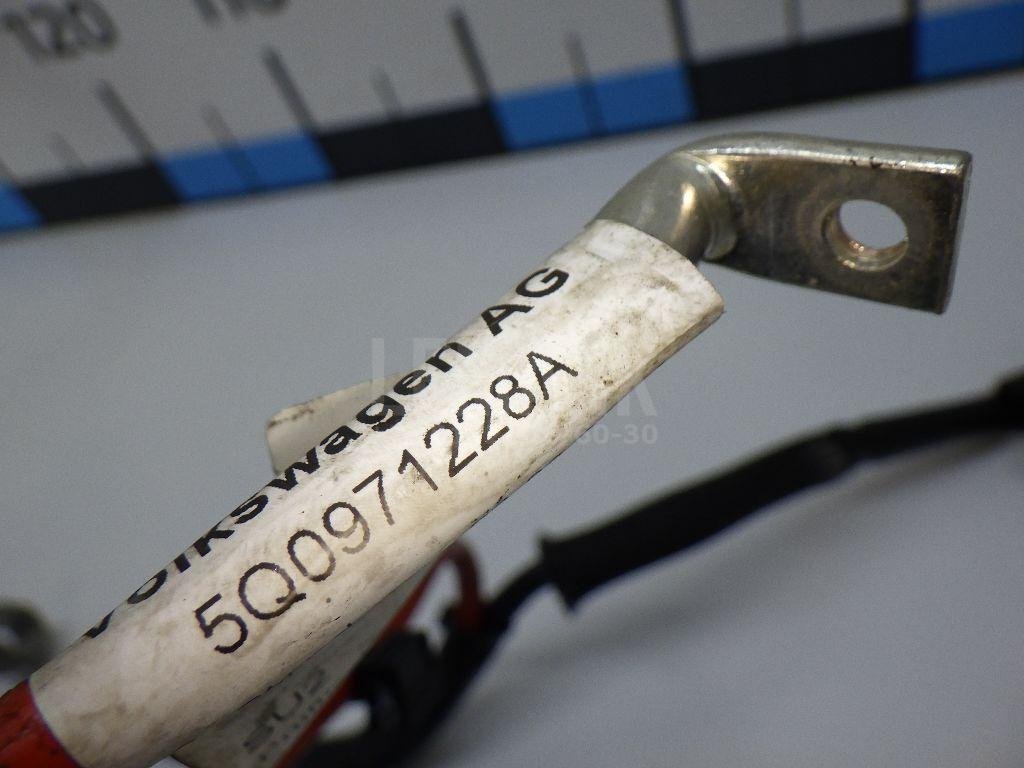 Клемма аккумулятора плюс