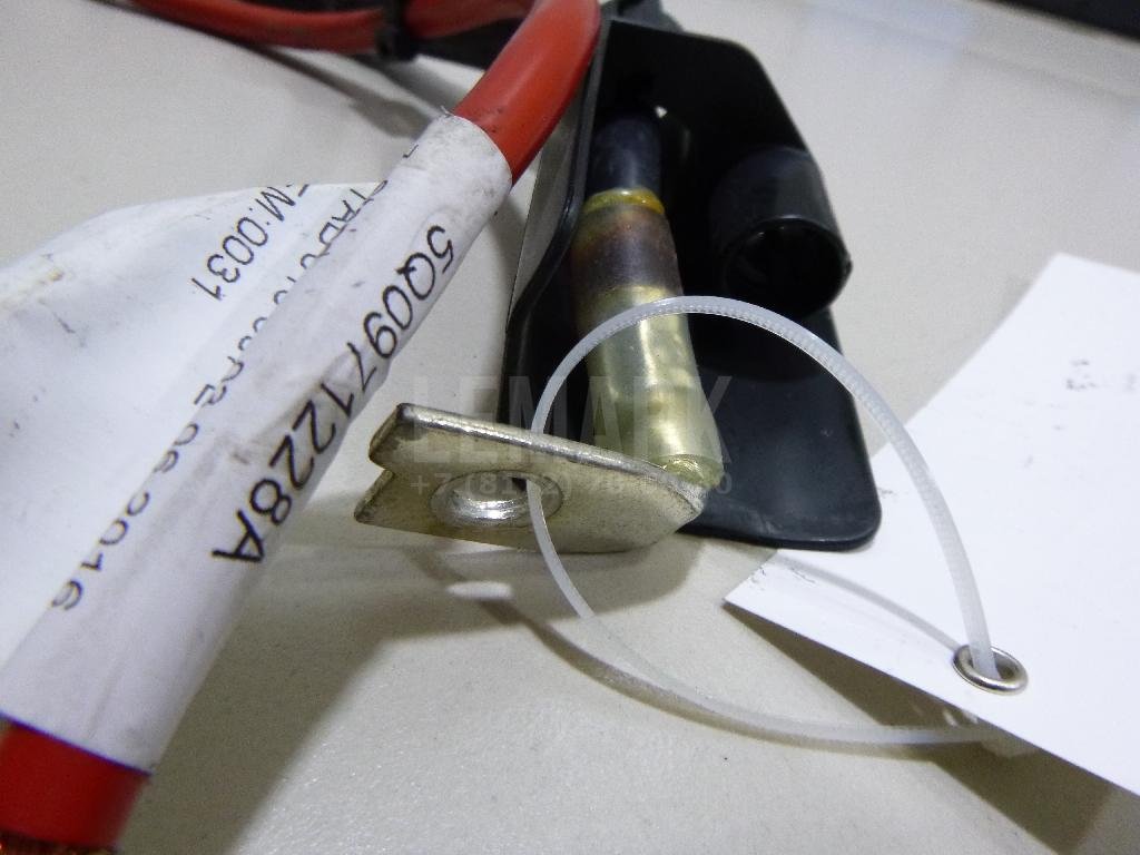 Клемма аккумулятора плюс