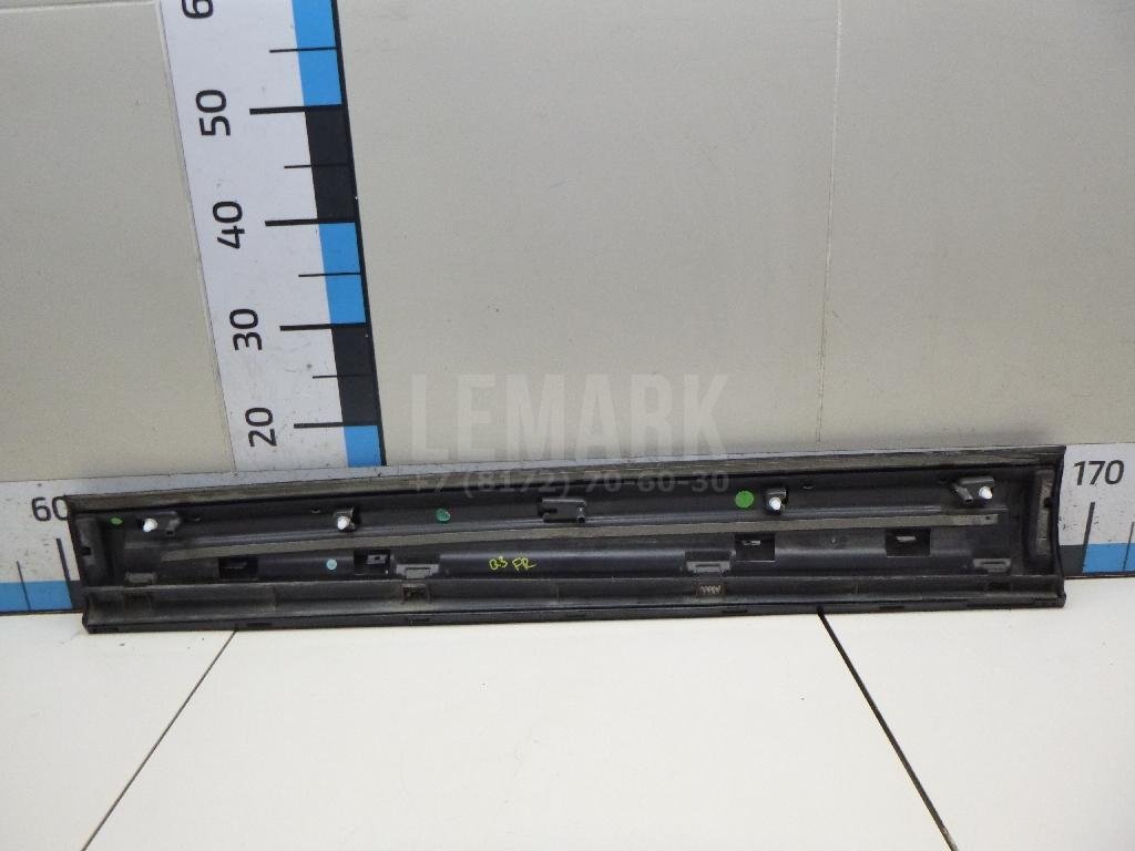 Накладка двери передней правой