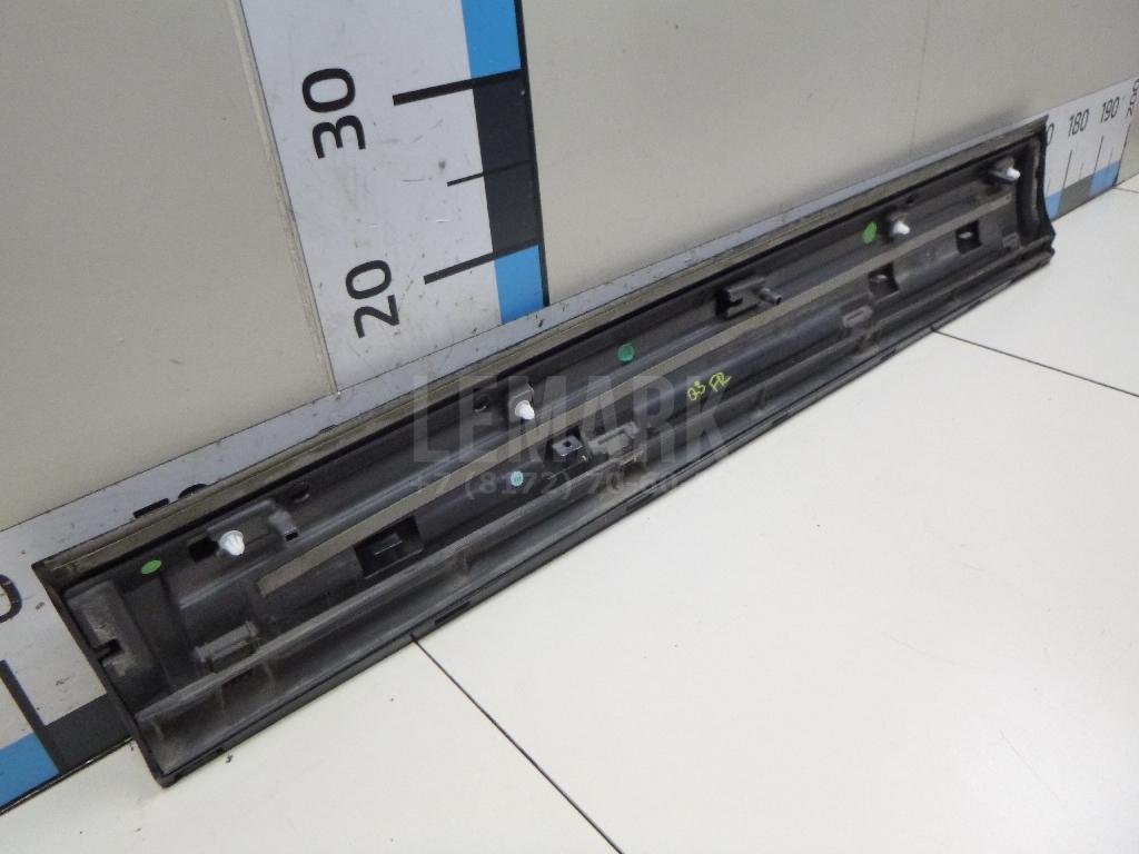 Накладка двери передней правой