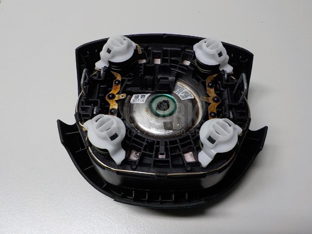 Подушка безопасности в рулевое колесо