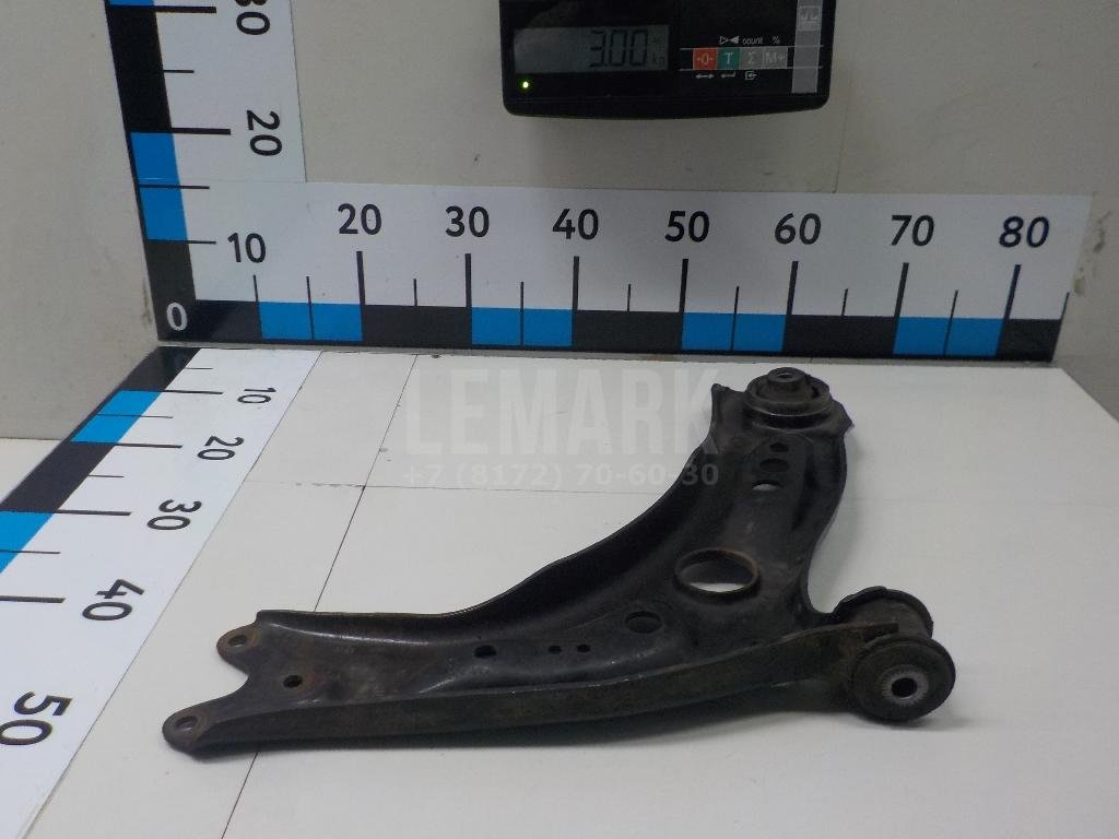 Рычаг передний левый