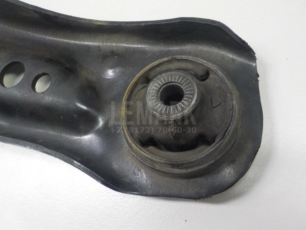 Рычаг передний левый