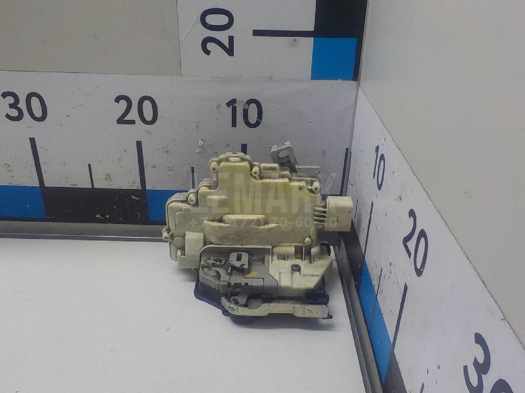 Замок двери задней правой