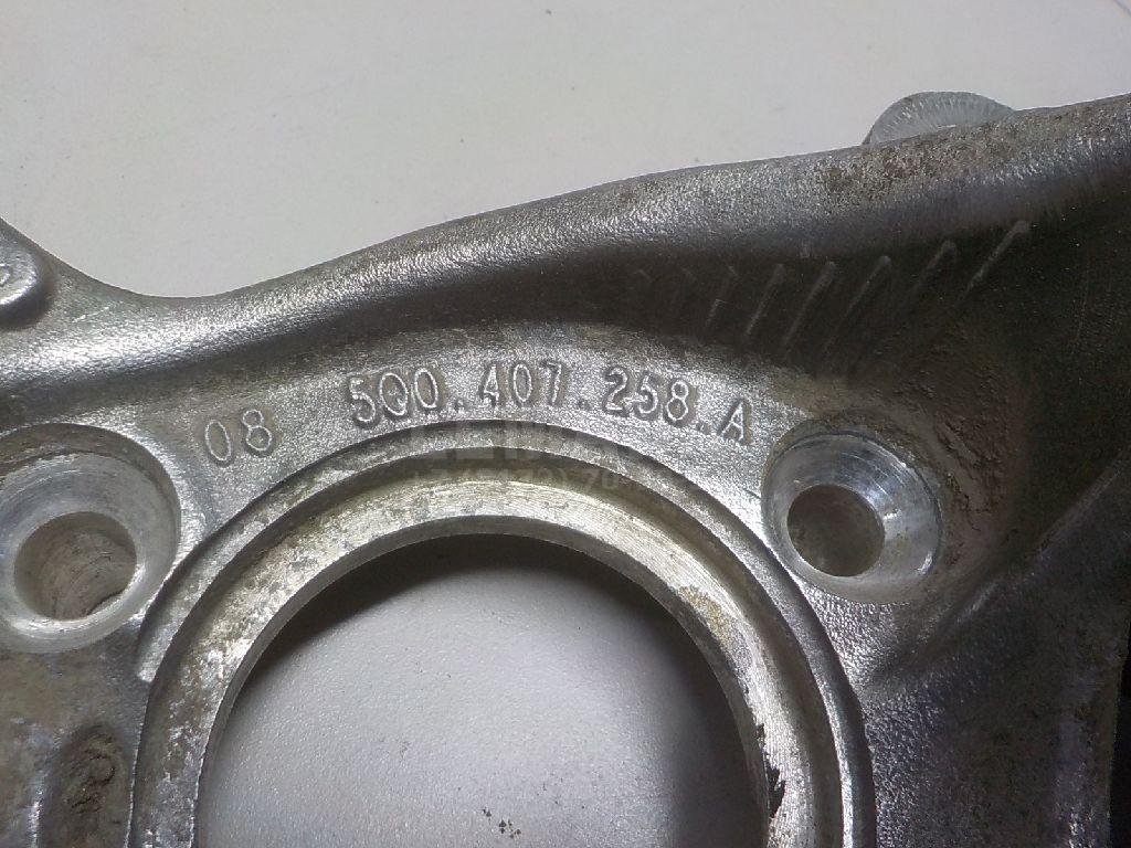 Кулак поворотный передний правый