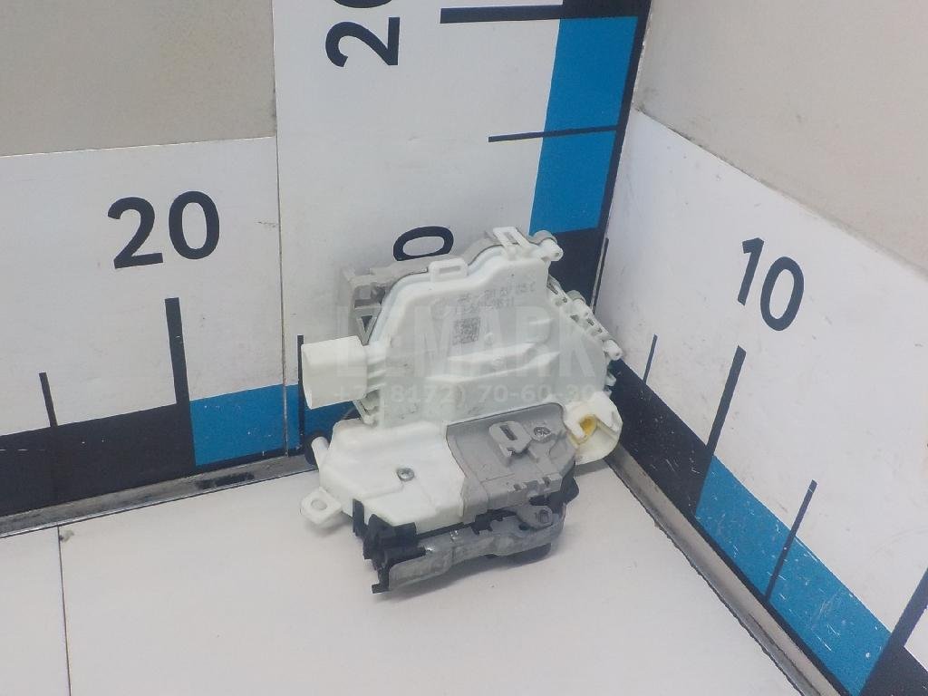 Замок двери передней левой