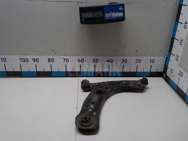 Рычаг передний правый