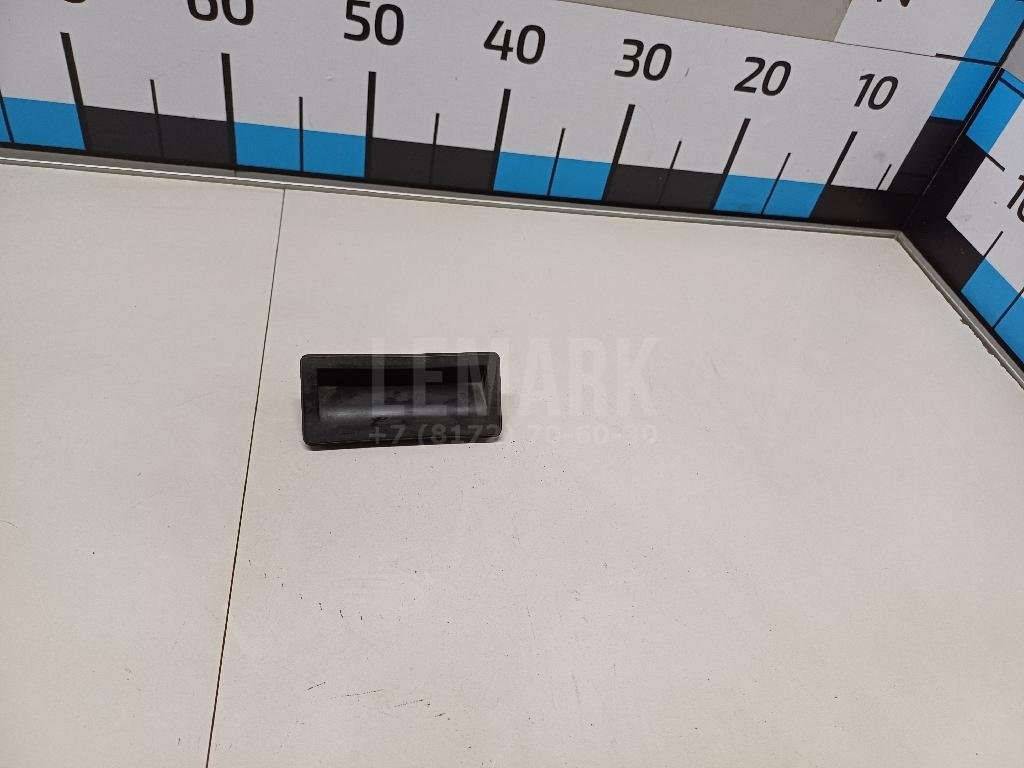 Кнопка открывания багажника