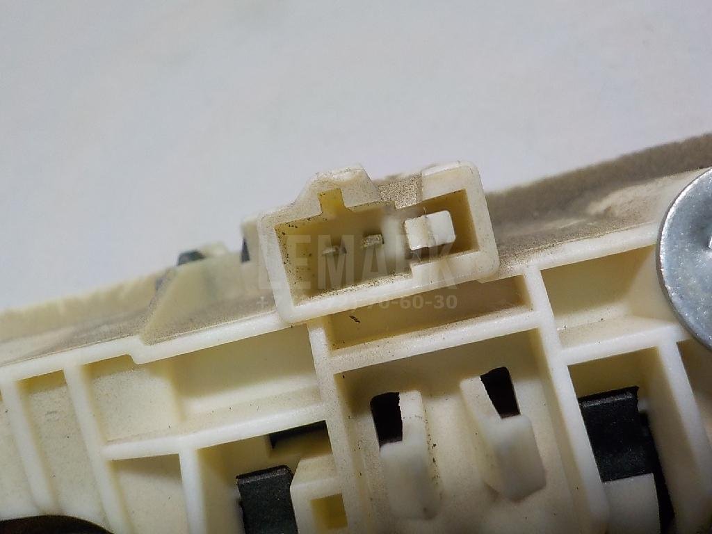 Кнопка открывания багажника