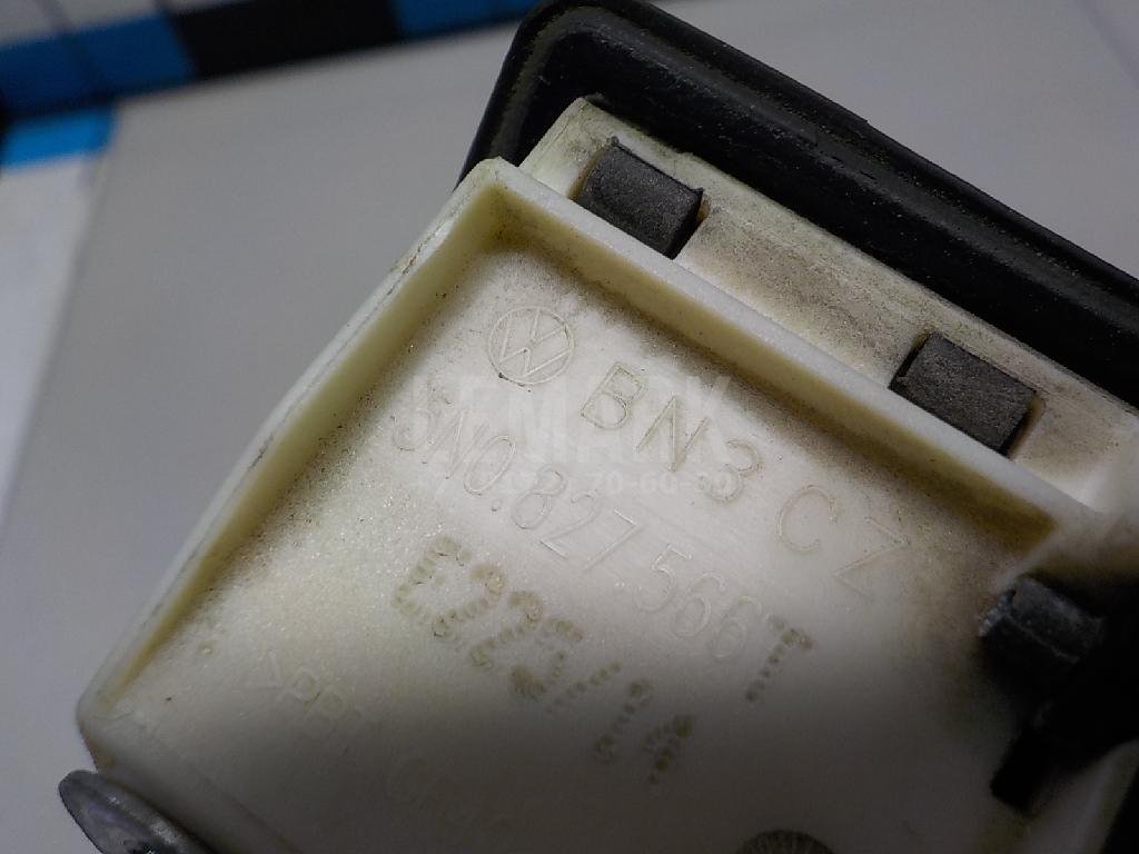 Кнопка открывания багажника