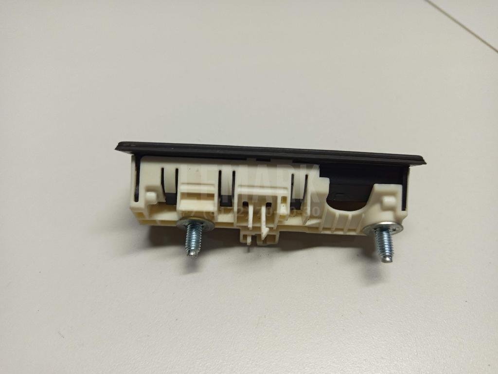 Кнопка открывания багажника