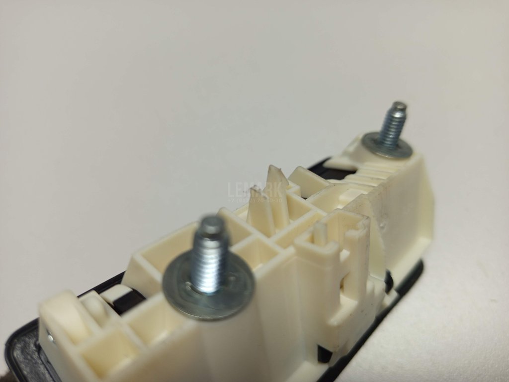 Кнопка открывания багажника