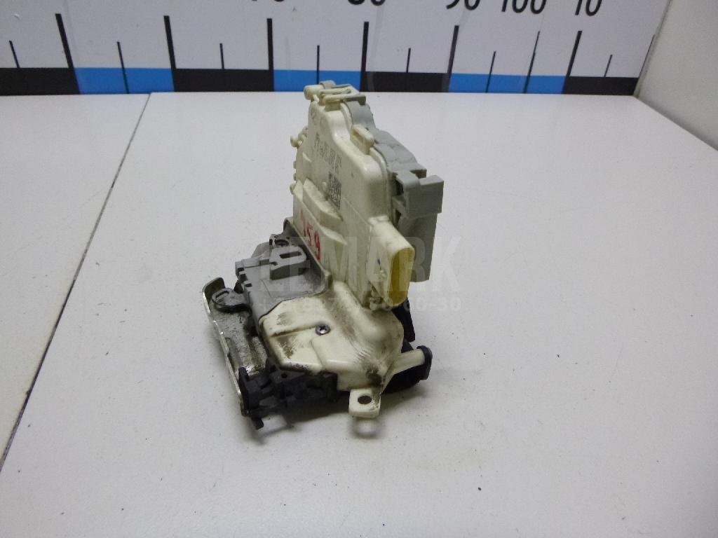 Замок двери передней правой