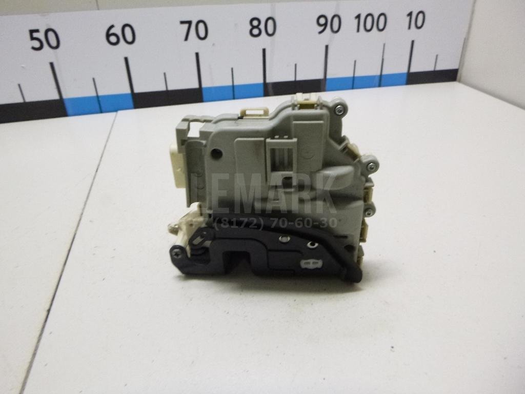 Замок двери передней правой