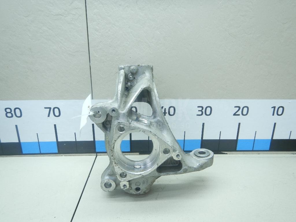 Кулак поворотный передний левый