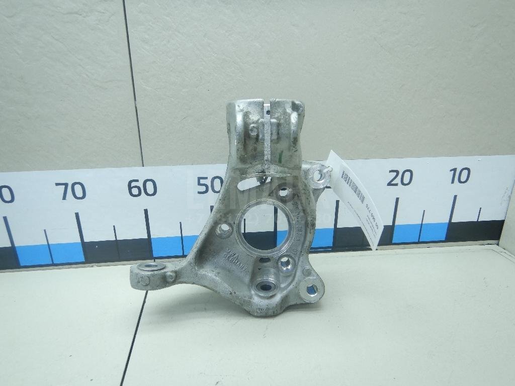 Кулак поворотный передний левый