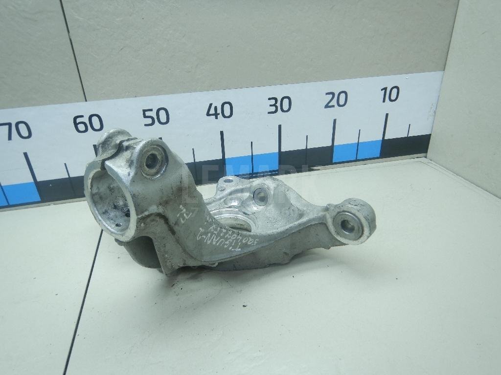 Кулак поворотный передний левый