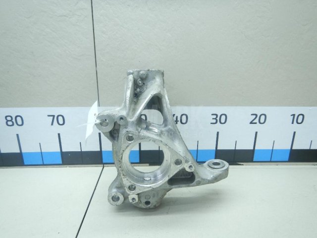 Кулак поворотный передний левый