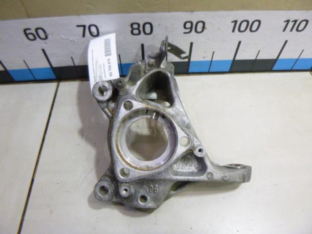 Кулак поворотный передний левый