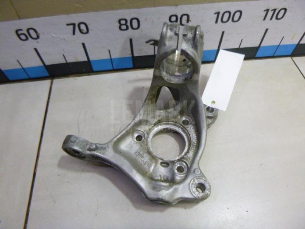 Кулак поворотный передний левый