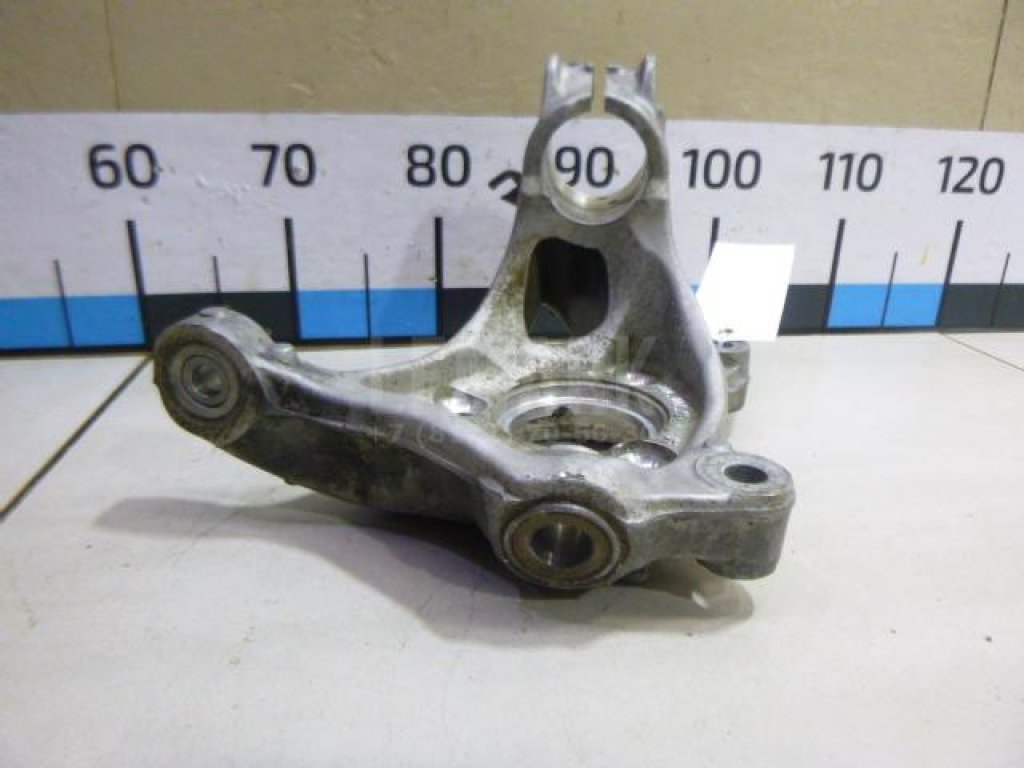 Кулак поворотный передний левый