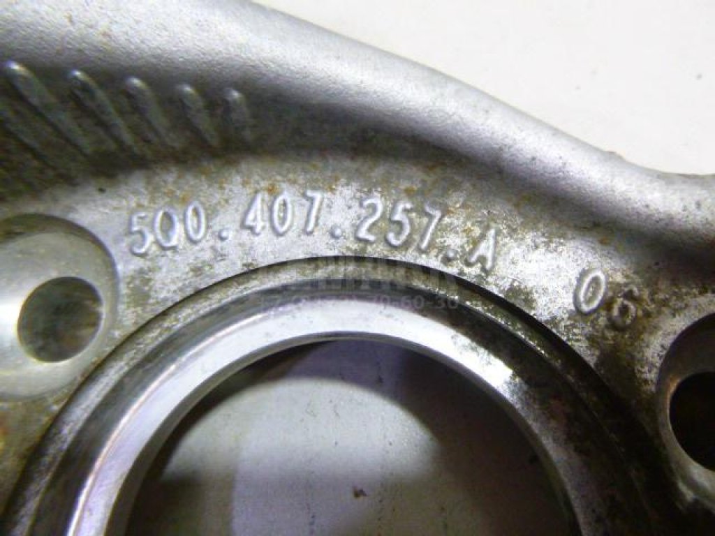 Кулак поворотный передний левый