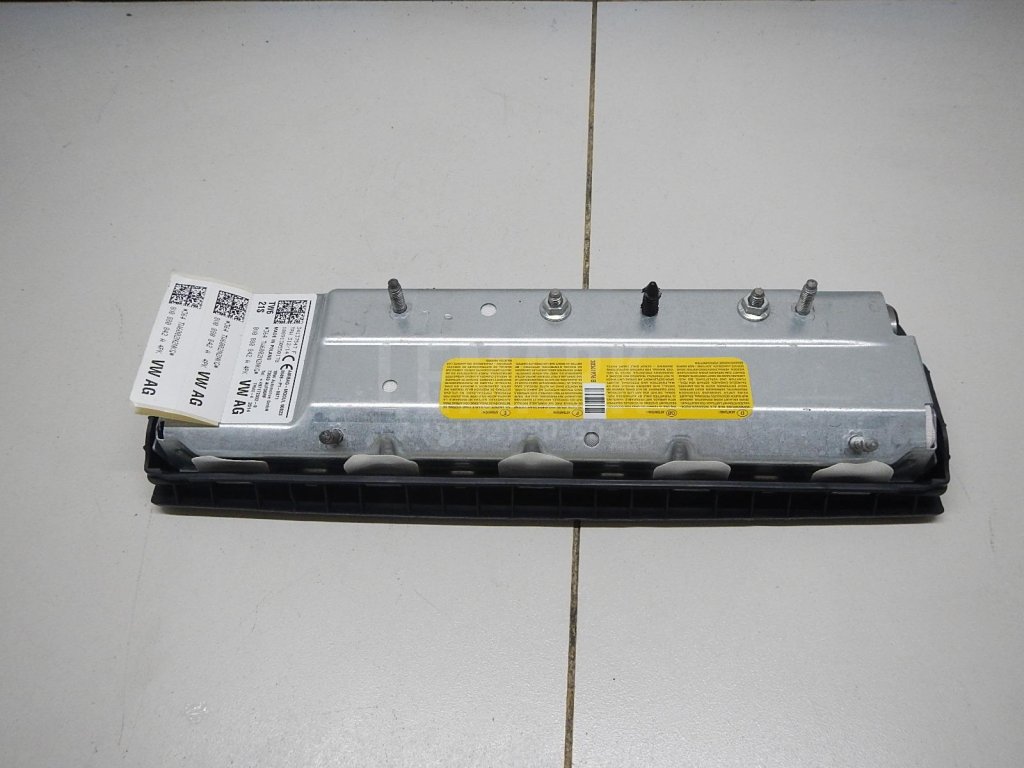 Подушка безопасности нижняя (для колен)