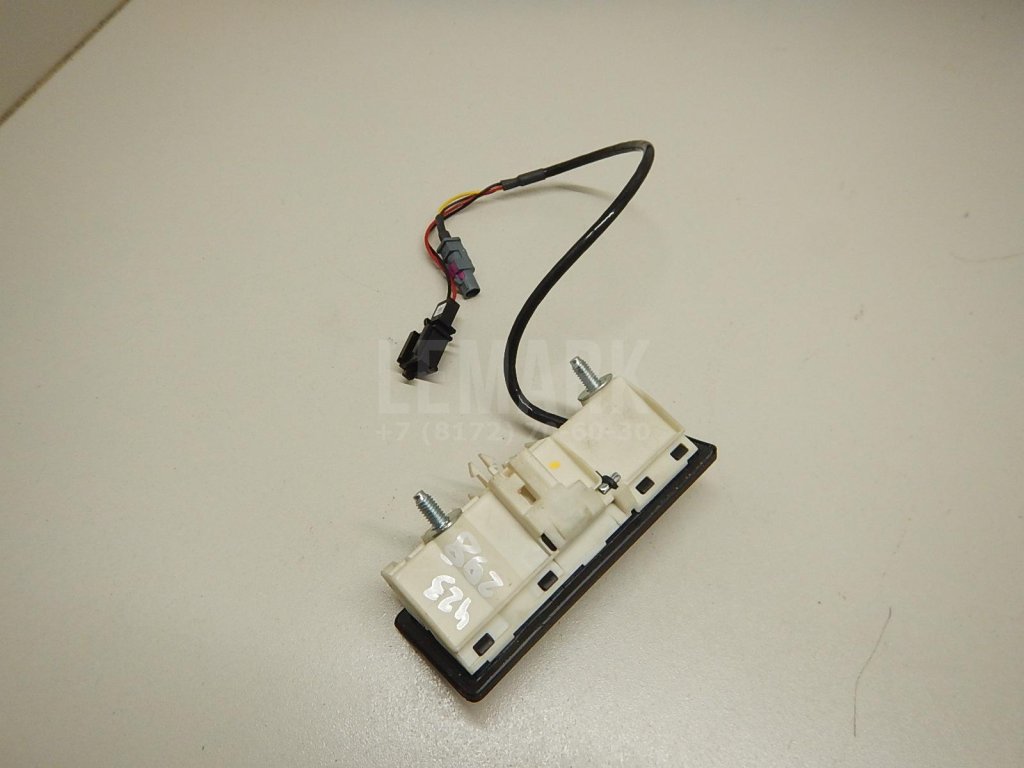 Кнопка открывания багажника