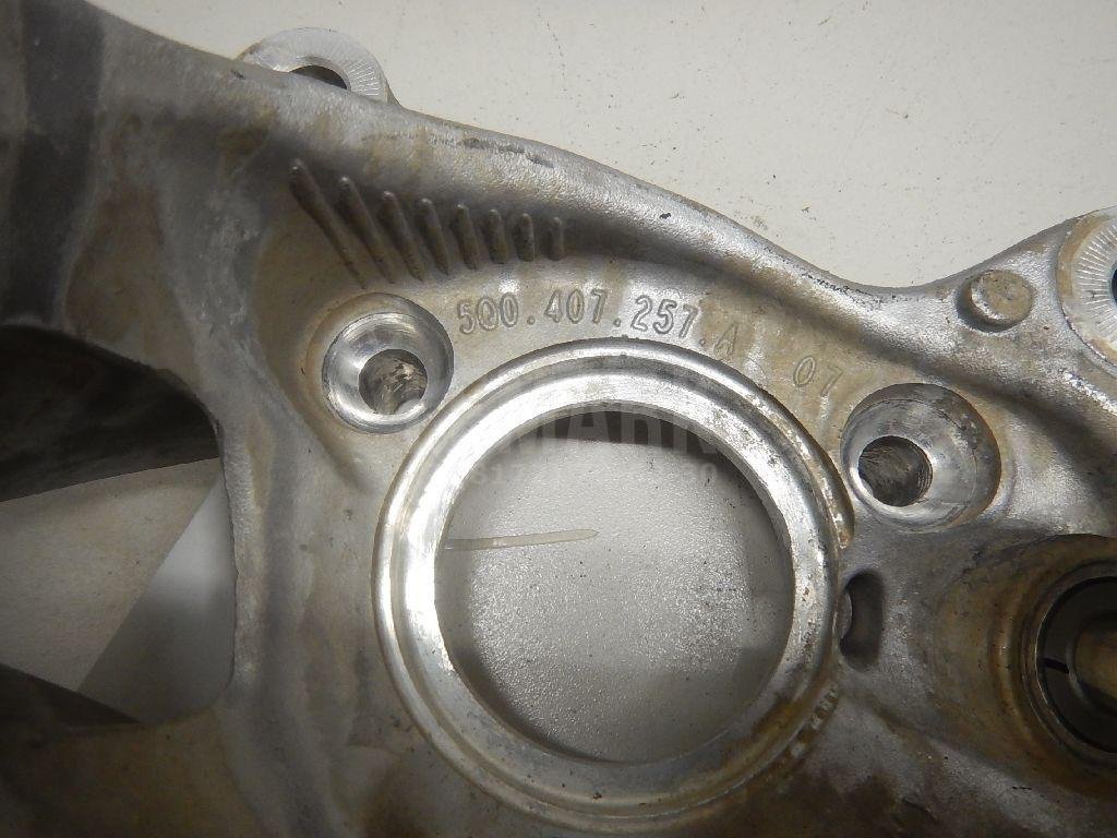 Кулак поворотный передний левый