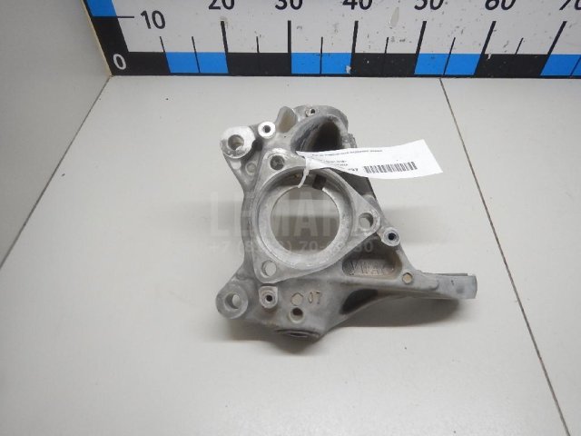 Кулак поворотный передний левый