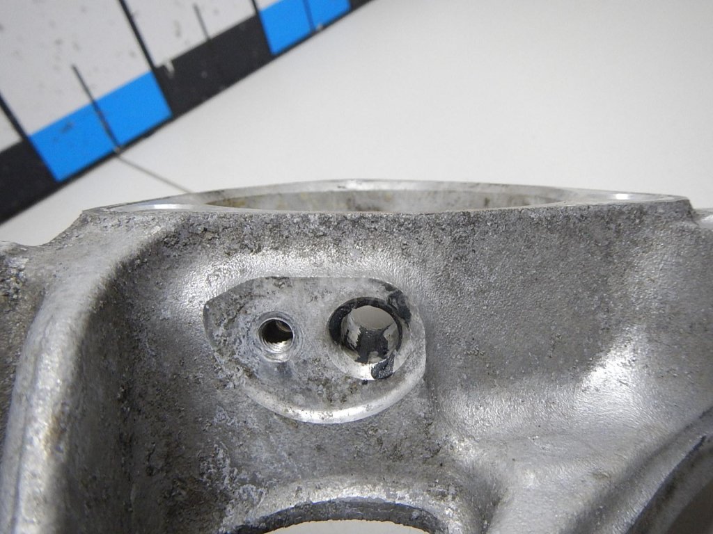 Кулак поворотный передний правый