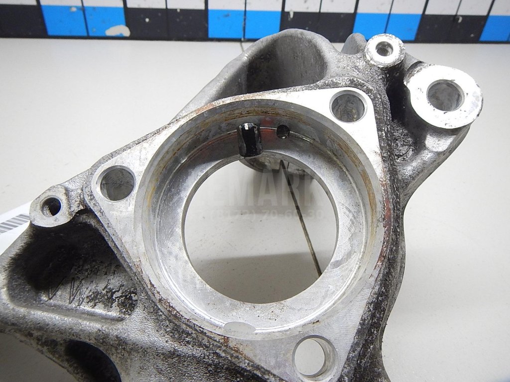 Кулак поворотный передний правый