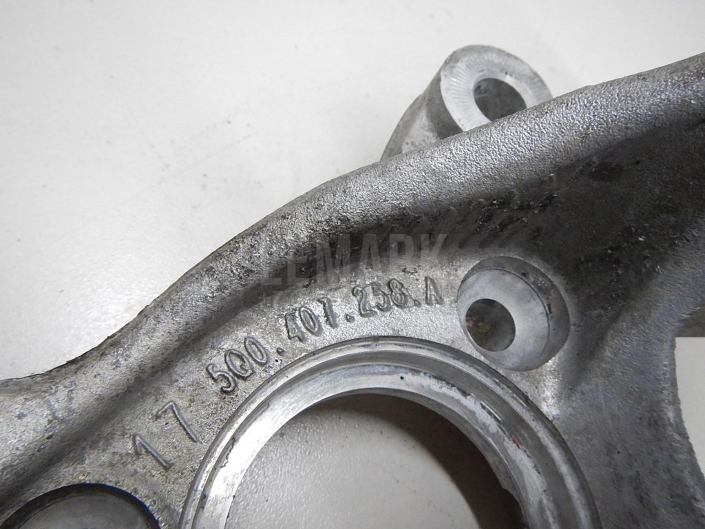 Кулак поворотный передний правый