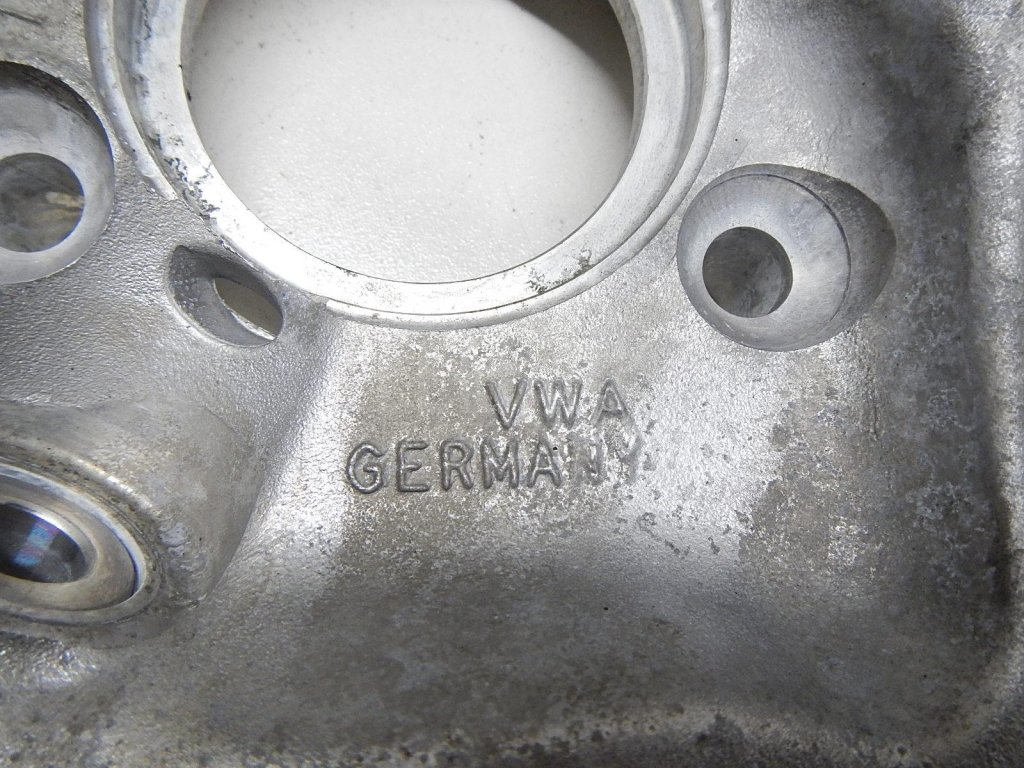 Кулак поворотный передний правый