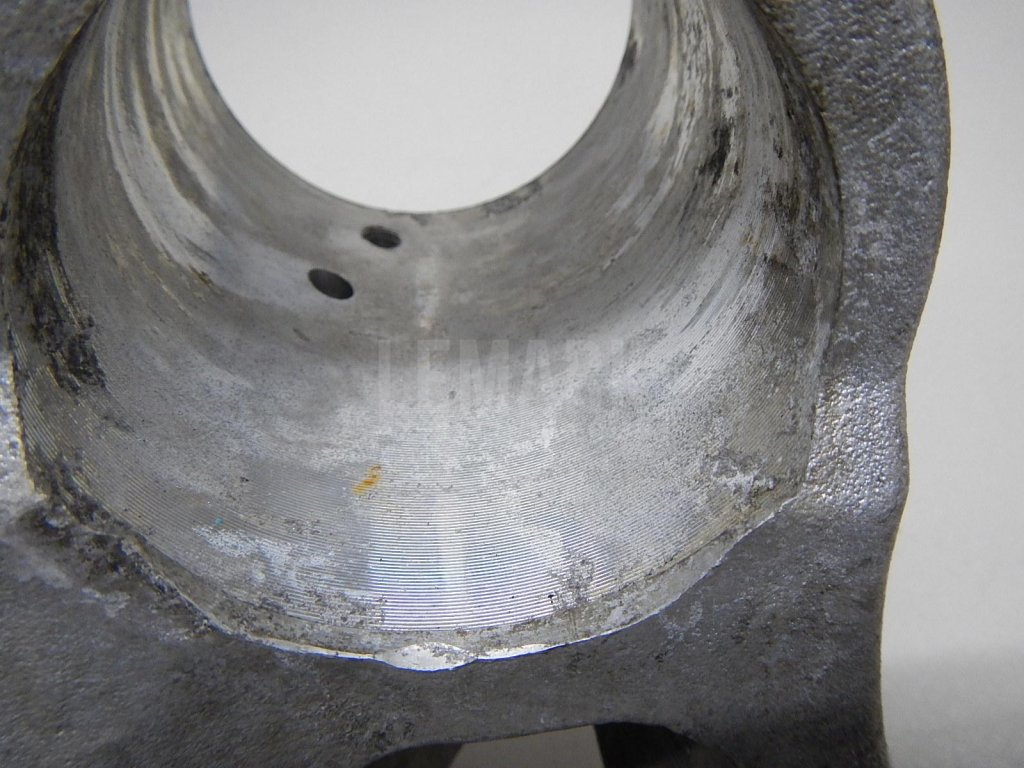 Кулак поворотный передний правый