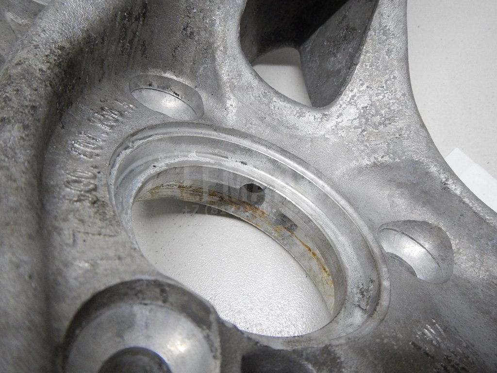 Кулак поворотный передний правый