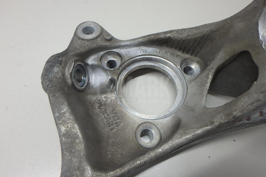 Кулак поворотный передний правый