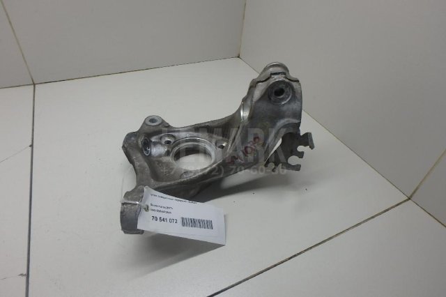 Кулак поворотный передний правый