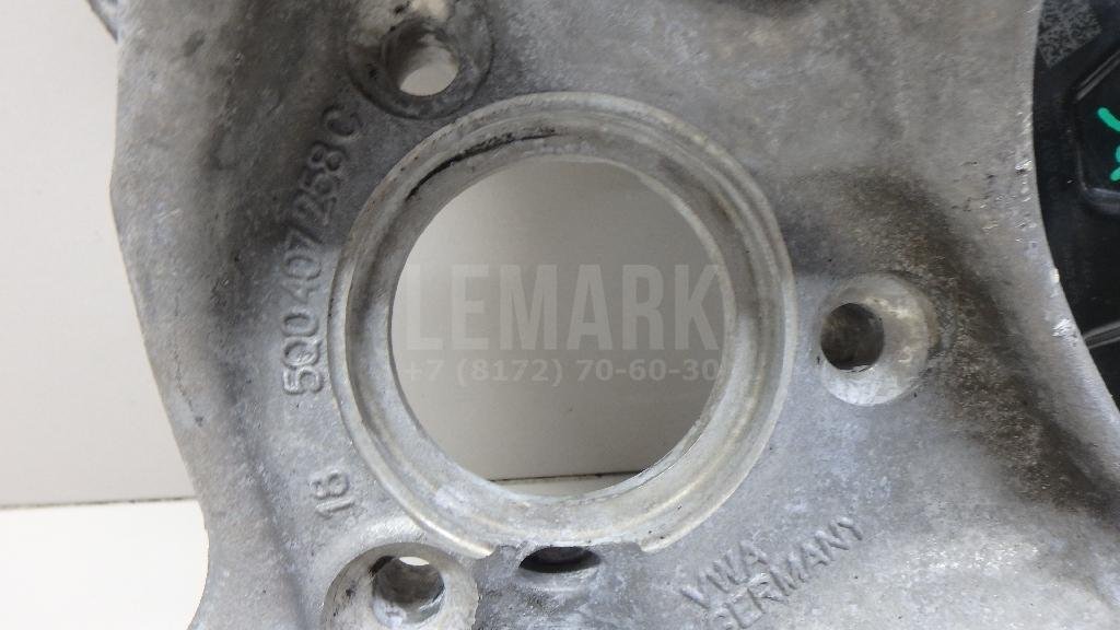 Кулак поворотный передний правый