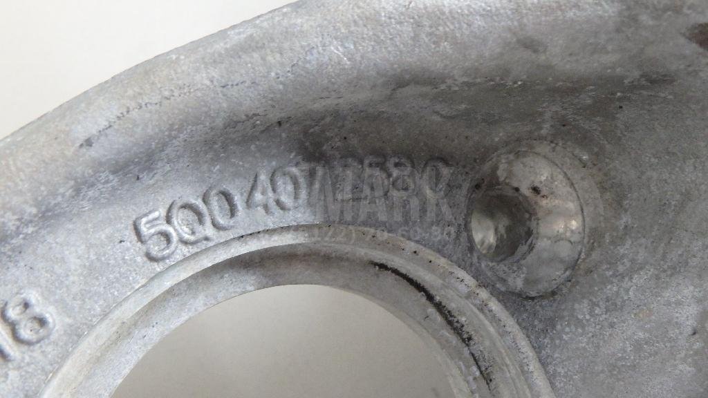 Кулак поворотный передний правый