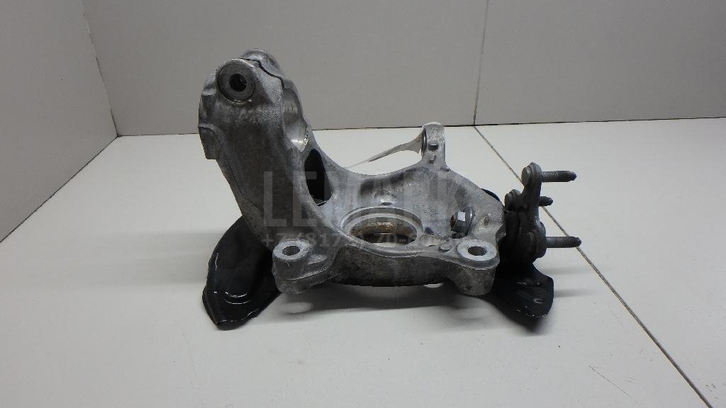 Кулак поворотный передний правый