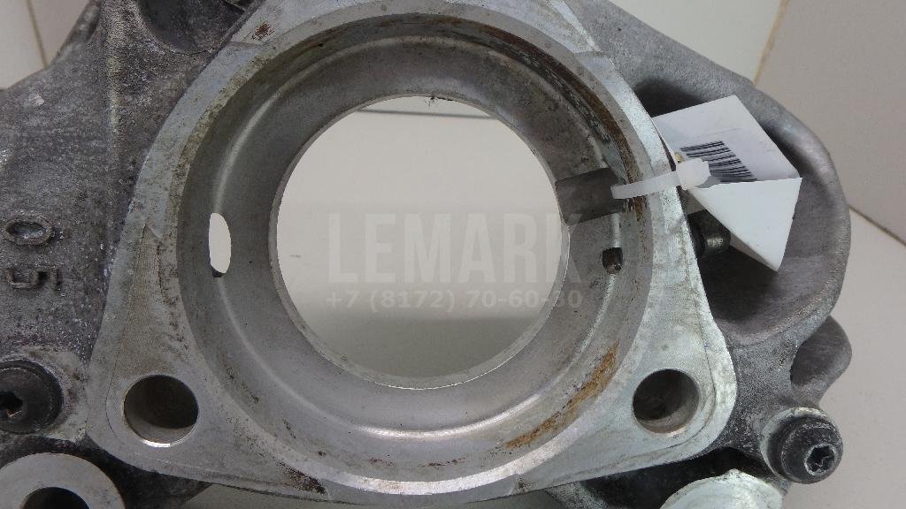 Кулак поворотный передний правый