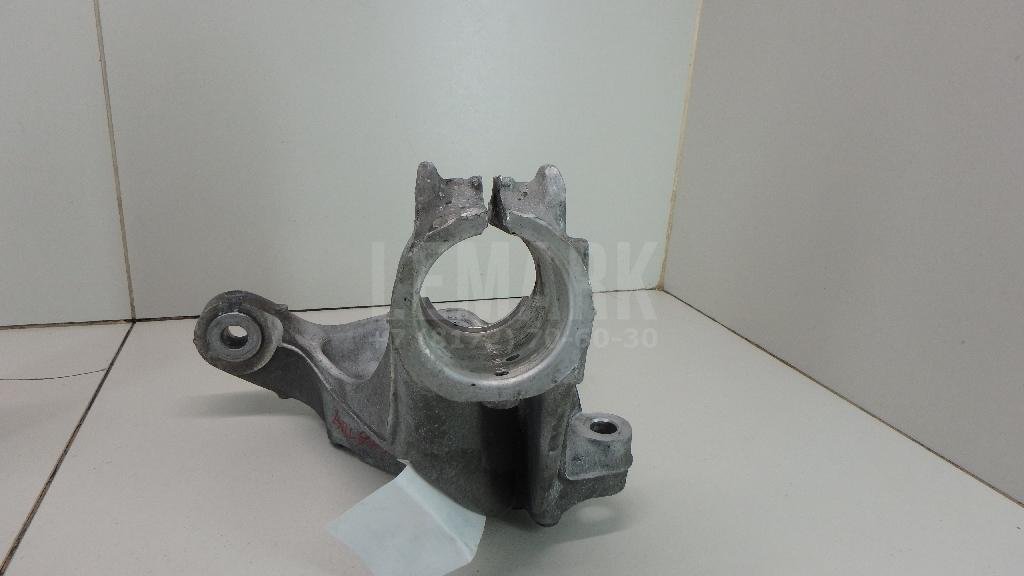 Кулак поворотный передний правый