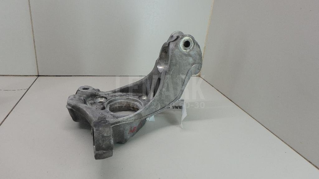 Кулак поворотный передний правый