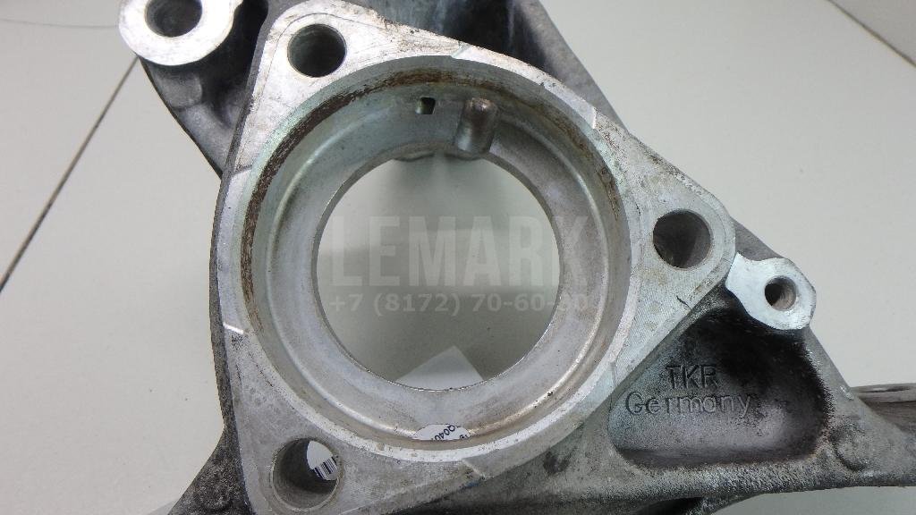 Кулак поворотный передний левый