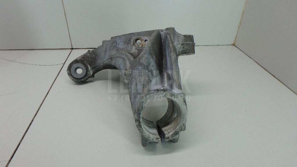 Кулак поворотный передний левый